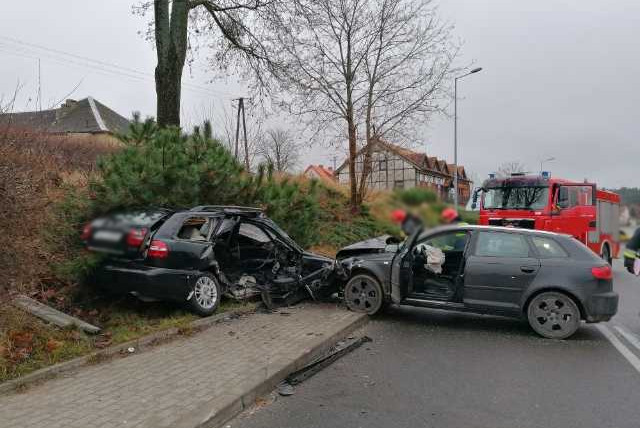 Miejsce zdarzenia drogowego w powiecie węgorzewskim. Rozbite samochody stojące na drodze