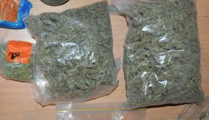 Zabezpieczone narkotyki w woreczkach foliowych