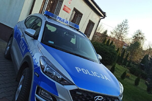 Hyundai Tucson przed Posterunkiem Policji w Jonkowie