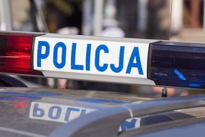 napis policja na dachu pojazdu