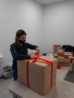 Pracownicy i policjanci z KPP w Giżycku podczas pakowania prezentów