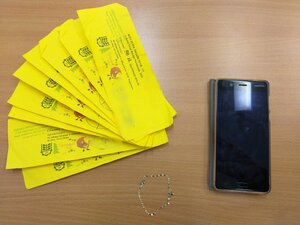 na zdjęciu bony świąteczne, bransoletka, telefon komórkowy