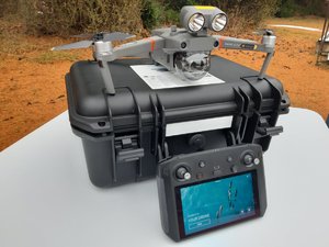 dron z kontrolerem