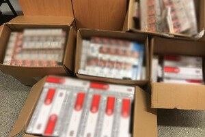 kartony, w których są papierosy