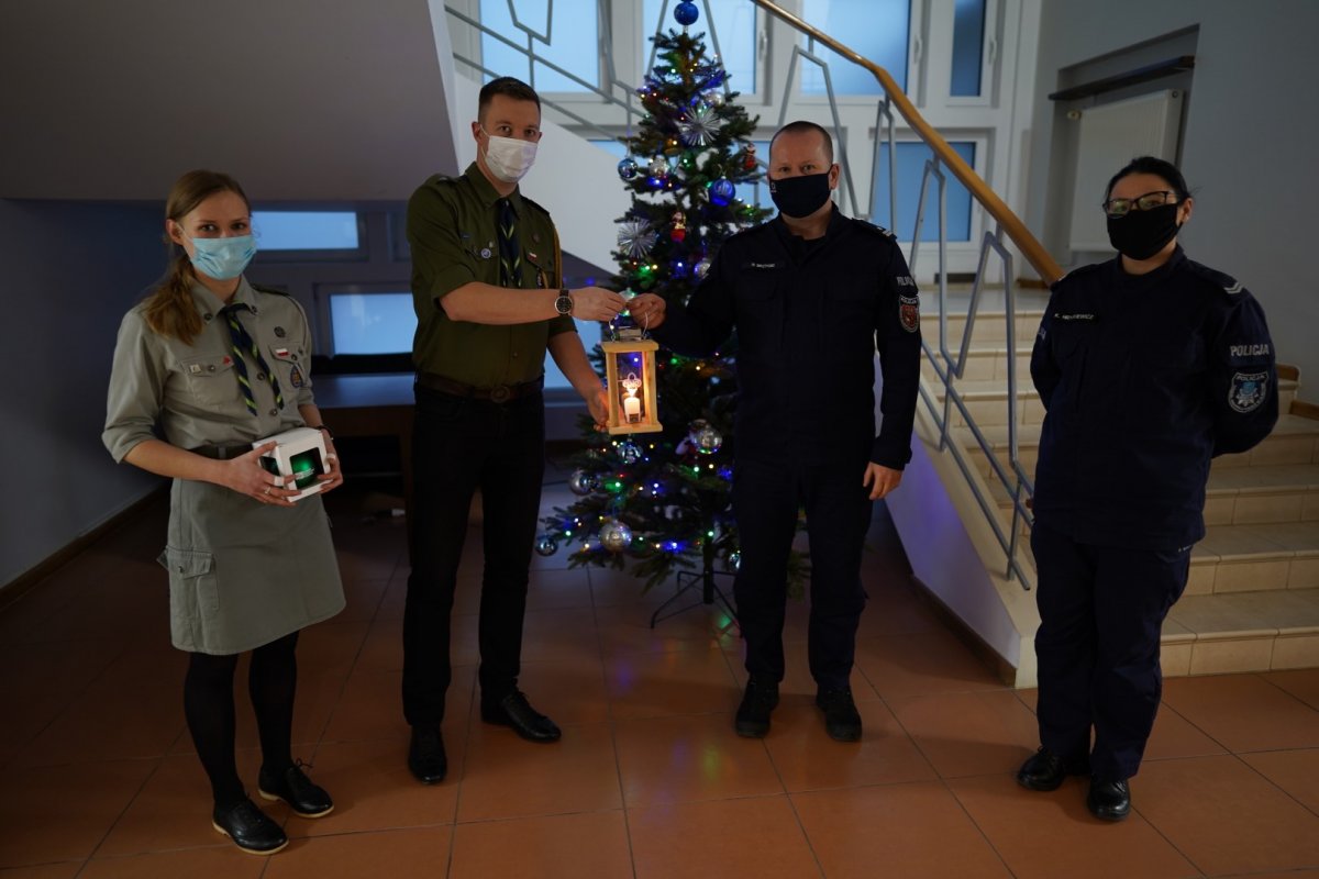 policjanci i harcerze podczas przekazania światełka