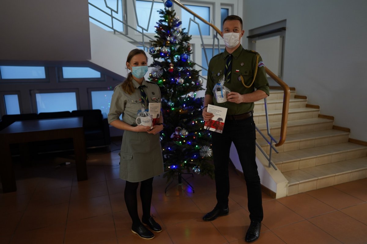 policjanci i harcerze podczas przekazania światełka