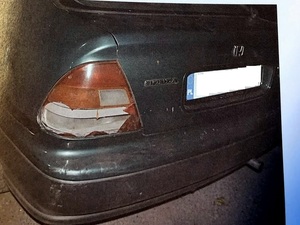 Na zdjęciu rozbita tylna lampa pojazdu