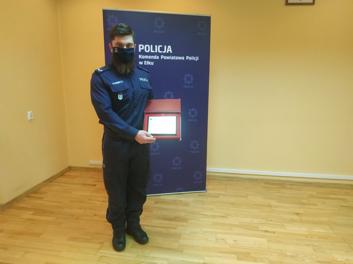 Komendant wręcza wyróżnienie policjantowi