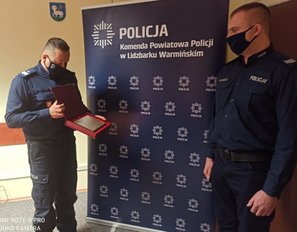 Komendant wręcza wyróżnienia