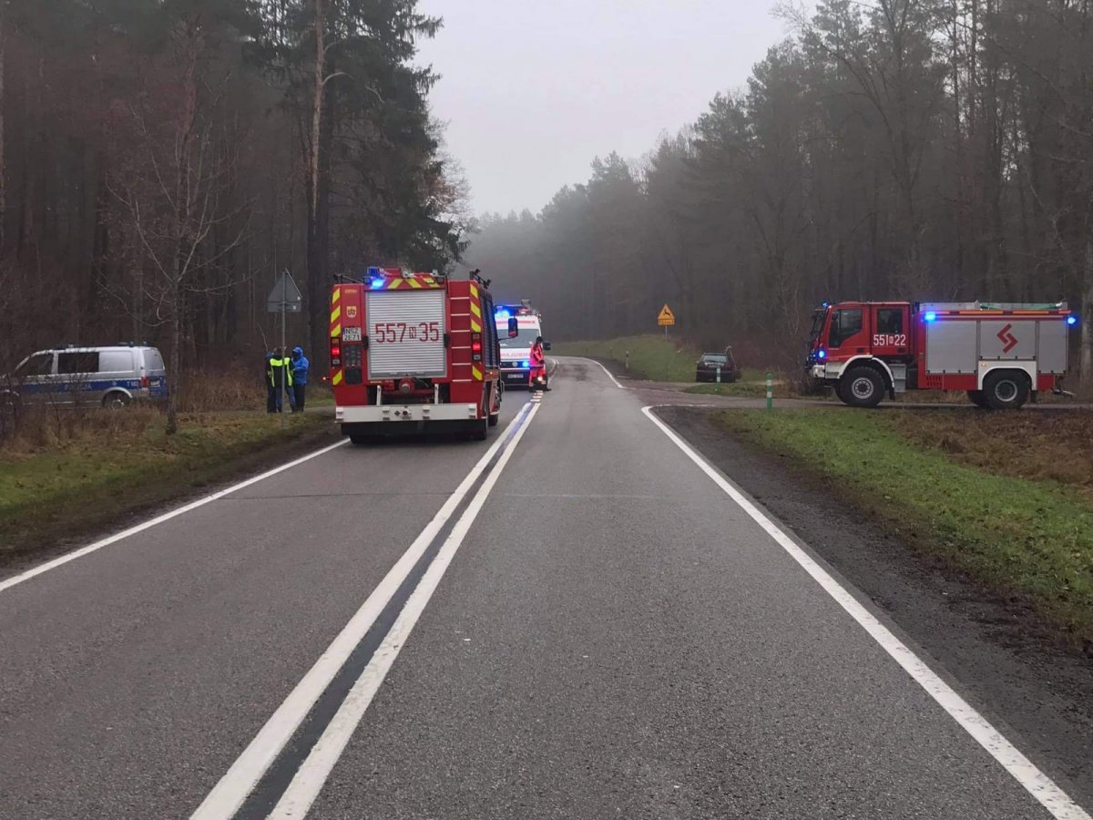 Na zdjęciu skrzyżowanie dróg, po lewej radiowóz, po prawej wóz strażacki, wzdłuż drogi wóz strażacki i karetka pogotowia