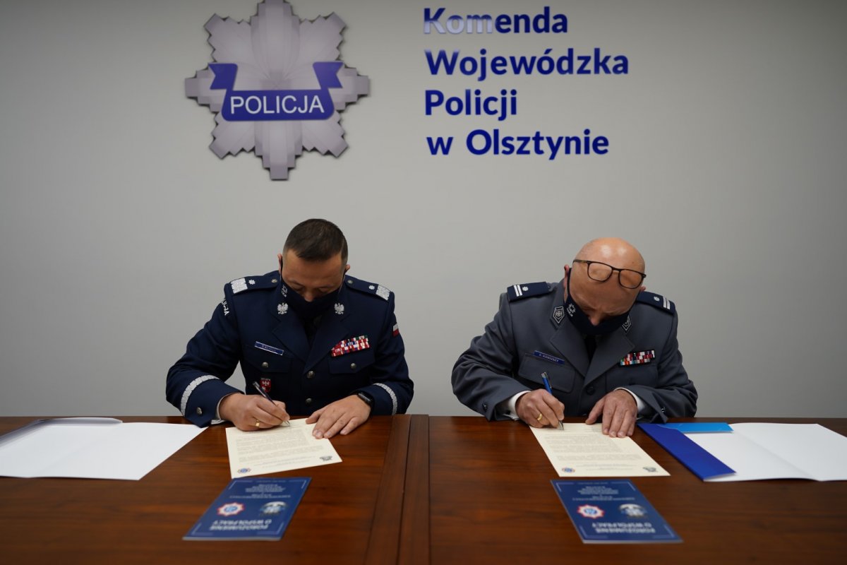 Komendant Wojewódzki Policji i Przewodniczący podpisują porozumienie