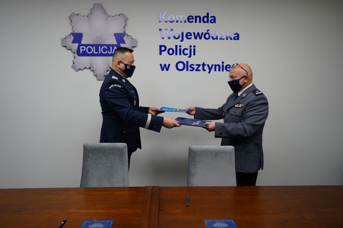 Komendant Wojewódzki Policji i Przewodniczący podpisują porozumienie