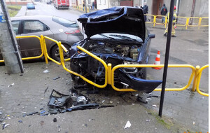 Na zdjęciu rozbity przód pojazdu przed pojazdem żółta barierka