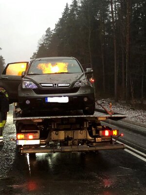 uszkodzony pojazd który znajduje się na lawecie