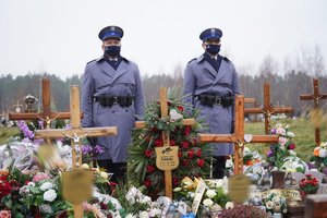 Warta honorowa przy grobie policjanta
