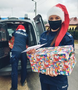 policjanci przekazują prezenty