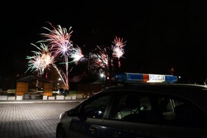 Radiowóz i fajerwerki w nocy