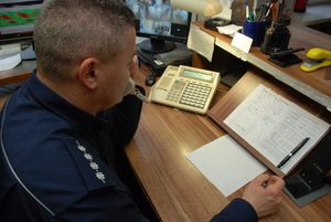 Oficer dyżurny rozmawiający przez telefon