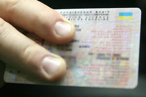 Blankiet prawa jazdy w dłoni