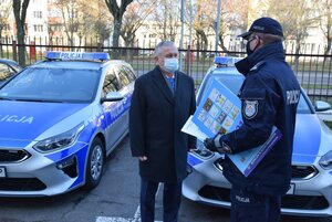 Uczestnicy przekazania nowych radiowozów i nowe radiowozy