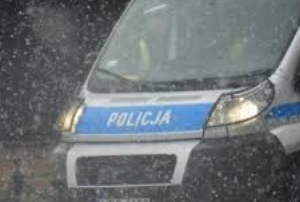 Przód radiowozu i padający śnieg