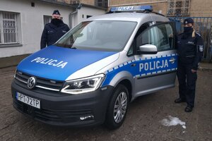 Nowy radiowóz i mrągowscy policjanci po jego bokach