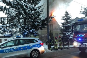 Wóz strażacki i radiowóz policyjny na miejscu zdarzenia