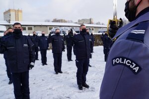 Uczestnicy uroczystego ślubowania nowo przyjętych policjantów