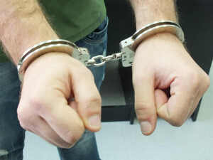 Na rękach założone kajdanki