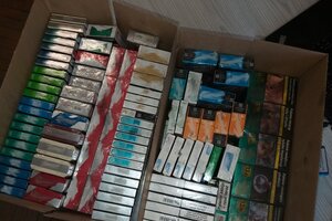 w kartonie paczki papierosów