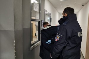 Zatrzymany prowadzony przez policjanta