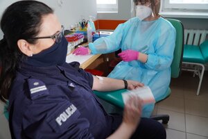 Policjantka oddająca osocze