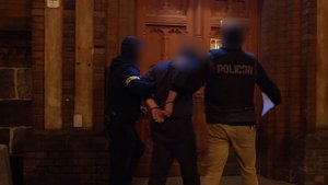 zatrzymany mężczyzna prowadzony do KMP Olsztyn