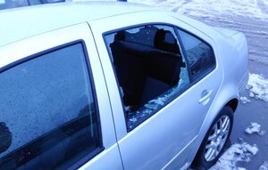 Samochód z wybitą szybą