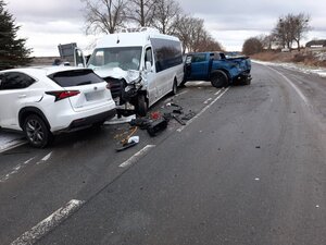 na zdjęciu po lewej stronie drogi trzy rozbite pojazdy