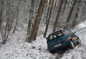 Samochód leżący w rowie obok lasu