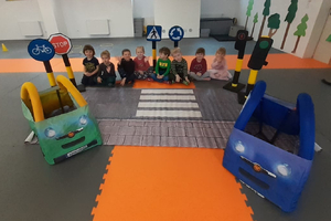 Przedszkolaki oraz zestaw edukacyjny Autochodzik