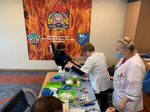 Policjantka oddaje krew