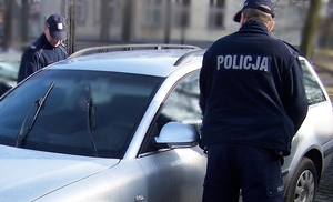Policjanci stojący przy pojeździe