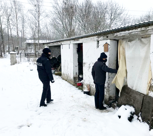 policjant i strażnik sprawdzają pustostany