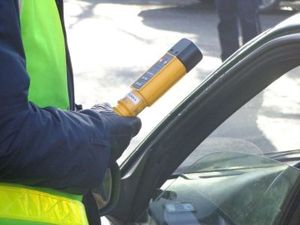 Ręka policjanta trzymająca tester alkoholu