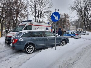 uszkodzone dwa pojazdy karetka pogotowia i samochód osobowy, w tle radiowóz