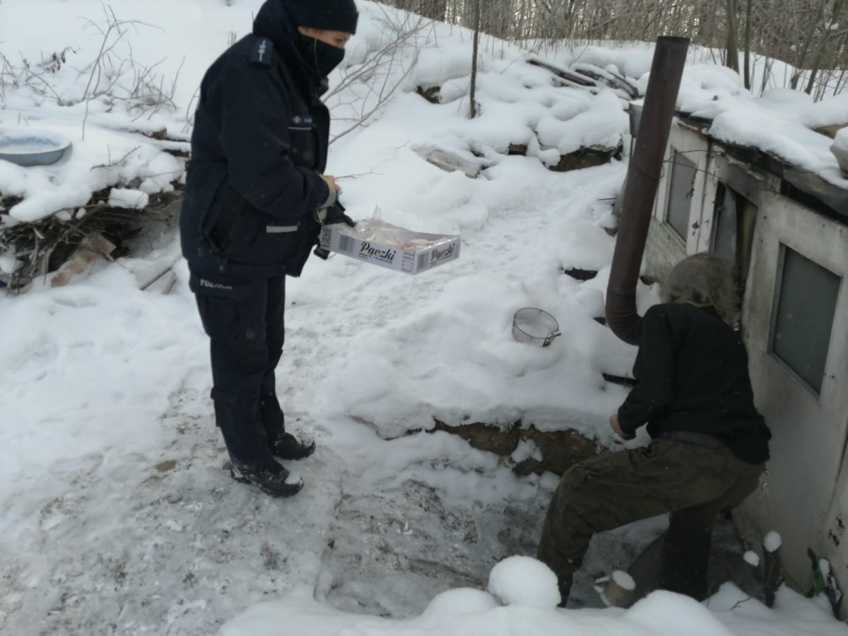 policjant rozdaje pączki