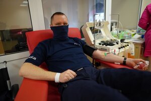 Policjanci podczas oddawania osocza i krwi