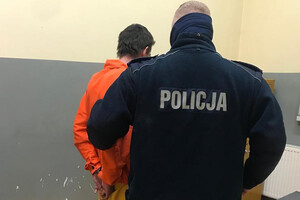 Zatrzymany prowadzony przez policjanta