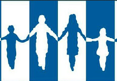 Sylwetki dzieci i dorosłych na niebieskich i białych pasach