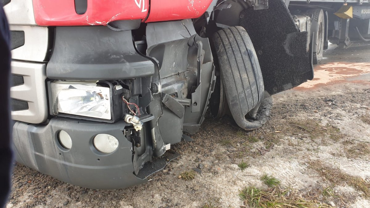 Na zdjęciu uszkodzone koło i rozbity przód pojazdu ciężarowego