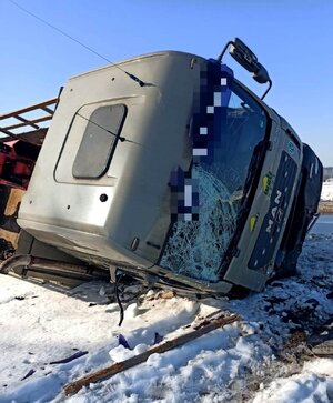 samochód ciężarowy leżący na boku w rowie