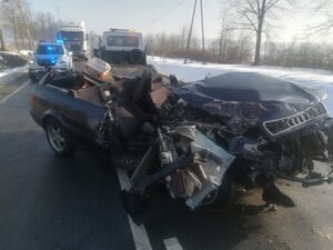 Rozbity samochód osobowy audi, dalej na drodze radiowóz, samochód ciężarowy i dostawczy