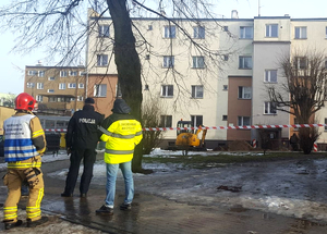 Funkcjonariusze na miejscu znalezienia granatów